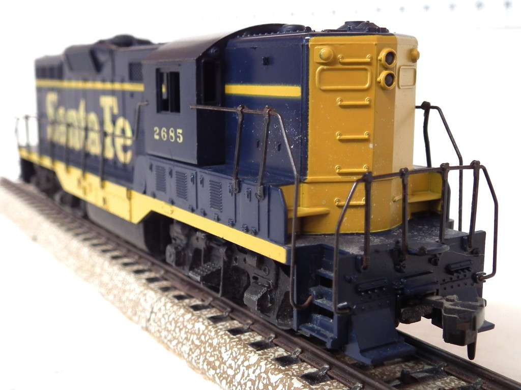 ATHEARN HO:  American `SANTA FE`  GP   Freight Diesel Locomotive in Fair Un-Boxed Condition(USA)