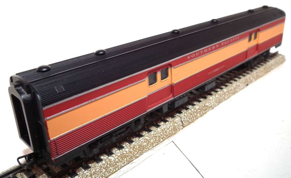 FRATESCHI HO: Orange `SOUTHERN PACIFIC` Corrugated Baggage Car in Good Un-boxed condition (Brazil)