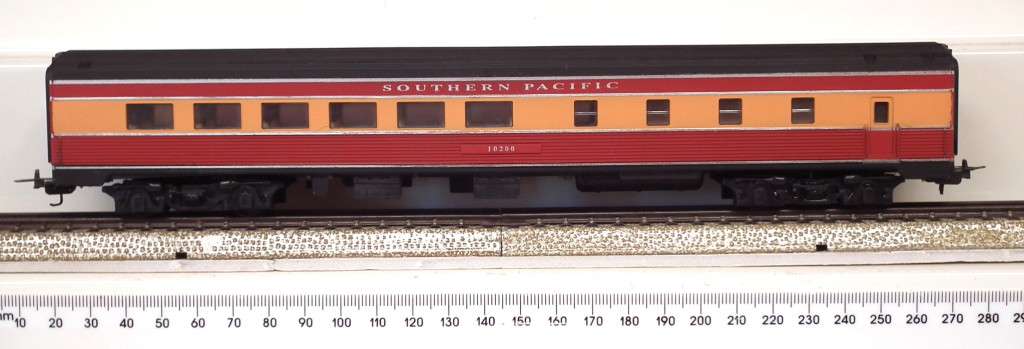 FRATESCHI HO: Orange `SOUTHERN PACIFIC` Corrugated Dinner Car in Good Un-boxed condition (Brazil)