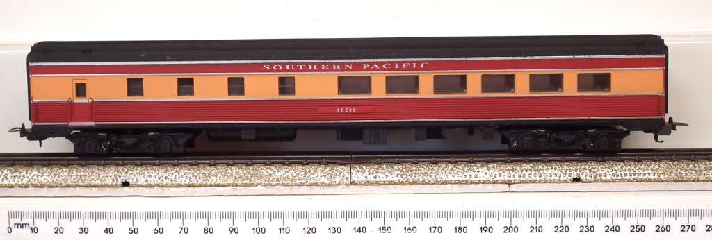 FRATESCHI HO: Orange `SOUTHERN PACIFIC` Corrugated Dinner Car in Good Un-boxed condition (Brazil)