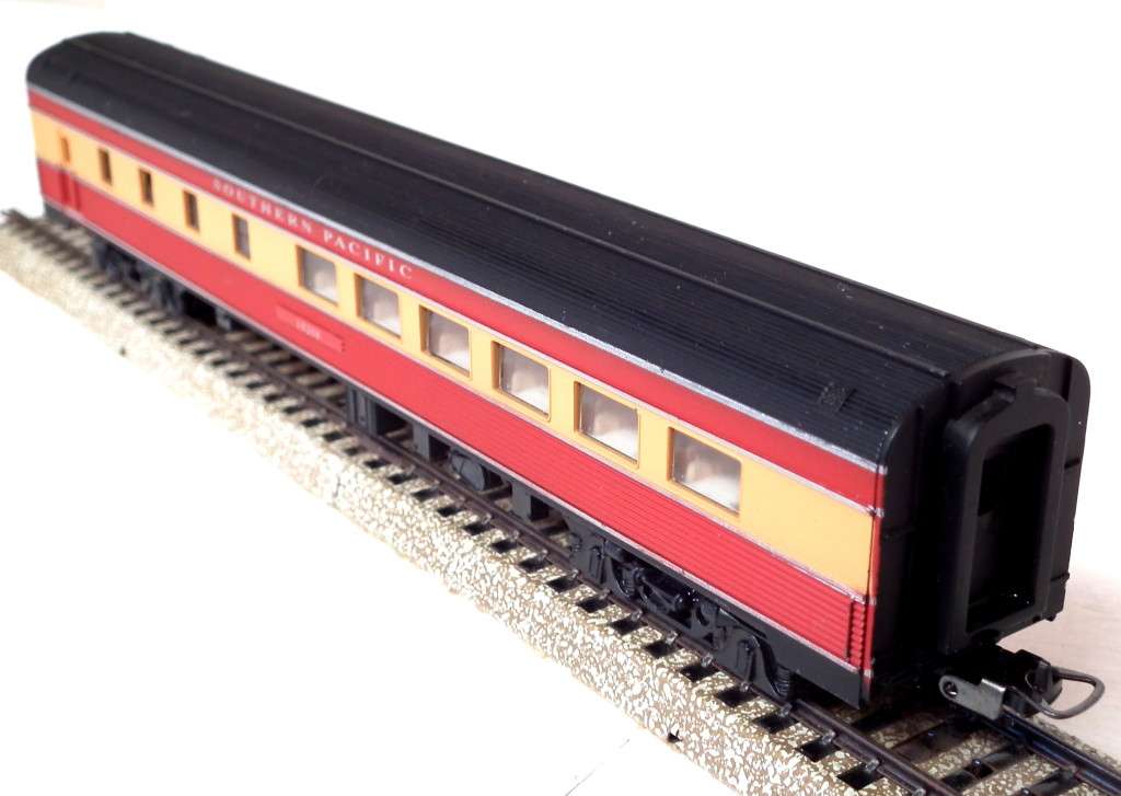 FRATESCHI HO: Orange `SOUTHERN PACIFIC` Corrugated Dinner Car in Good Un-boxed condition (Brazil)