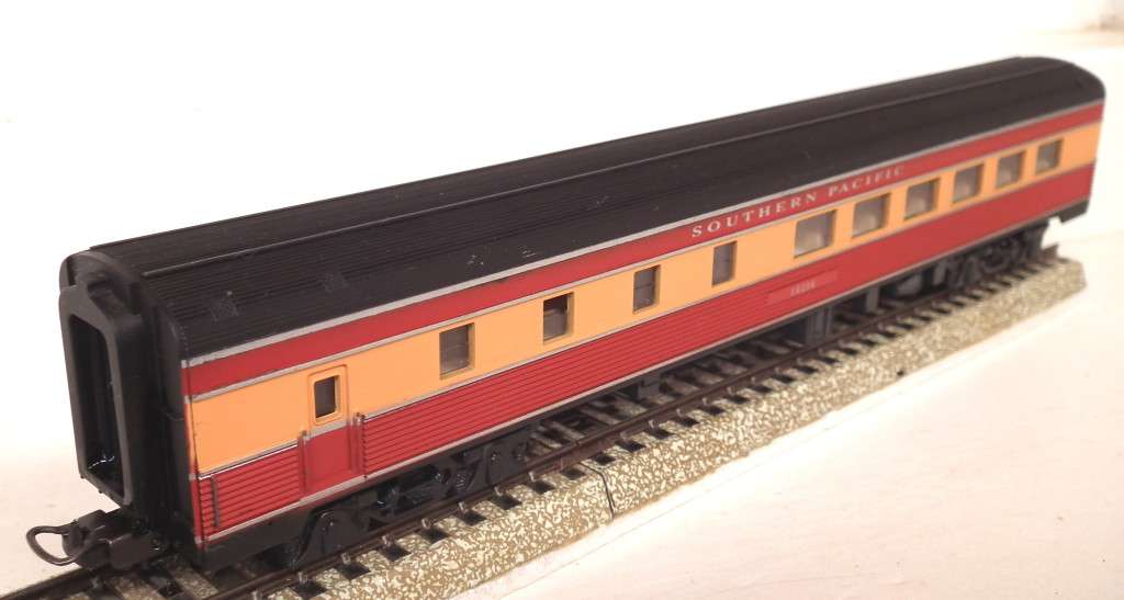 FRATESCHI HO: Orange `SOUTHERN PACIFIC` Corrugated Dinner Car in Good Un-boxed condition (Brazil)