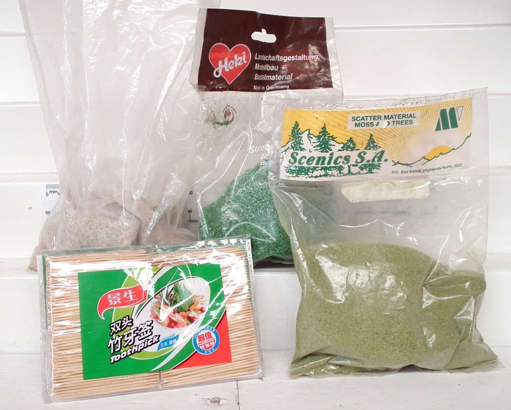SCENERY HO: 3x Bags of Mixed Scatter/Foliage/Ballast Material in Good Condition.(Germany)
