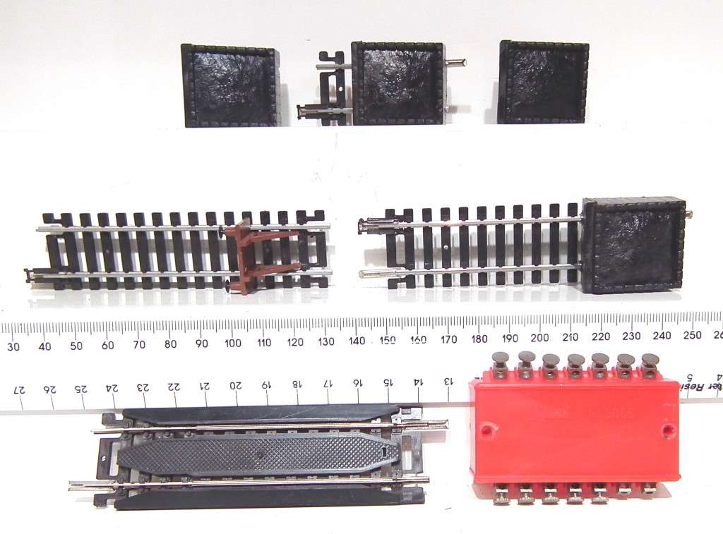 LIMA HO:  5x Track End Coal Bunkers+Extension Track+Connecter Block in Fair Condition.(Italy)