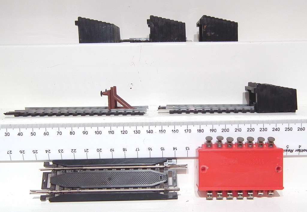 LIMA HO:  5x Track End Coal Bunkers+Extension Track+Connecter Block in Fair Condition.(Italy)