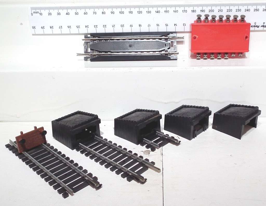 LIMA HO:  5x Track End Coal Bunkers+Extension Track+Connecter Block in Fair Condition.(Italy)