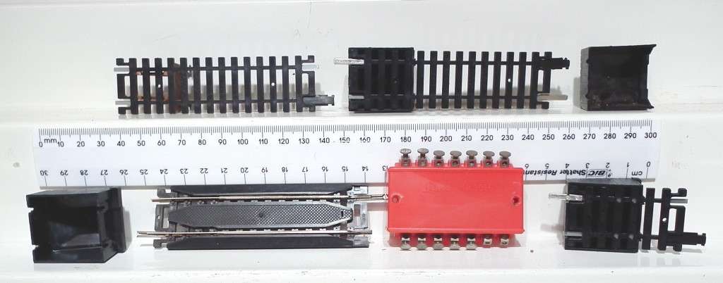 LIMA HO:  5x Track End Coal Bunkers+Extension Track+Connecter Block in Fair Condition.(Italy)