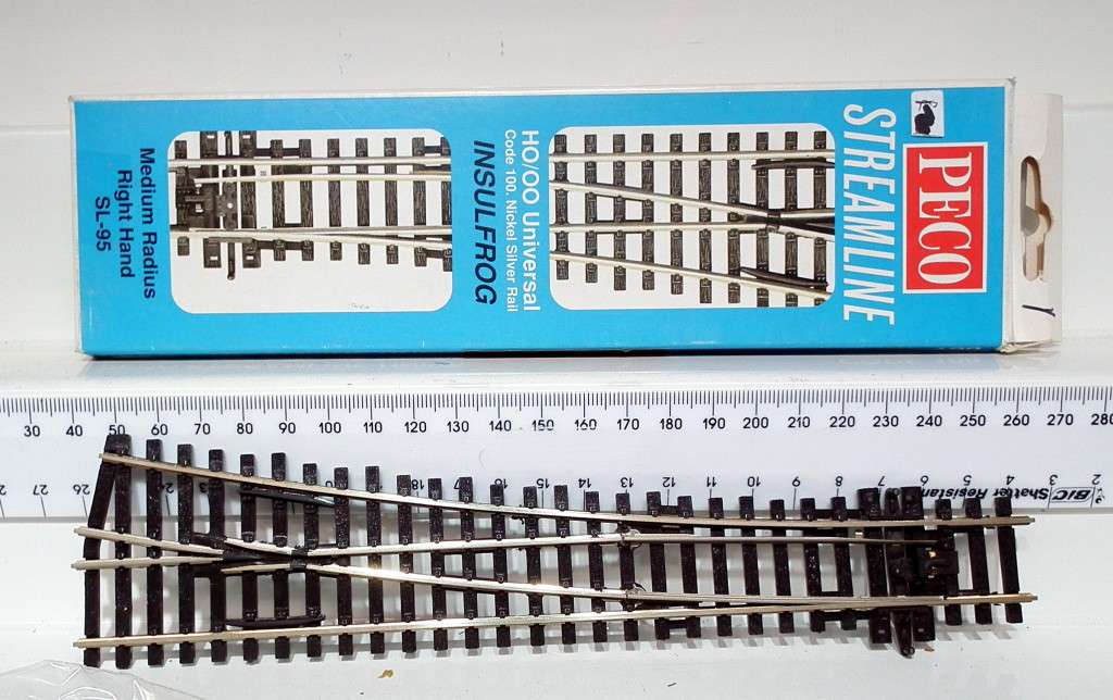 PECO OO/HO: New Nickel Silver Medium Radius RH Point in Boxed Condition.(England)