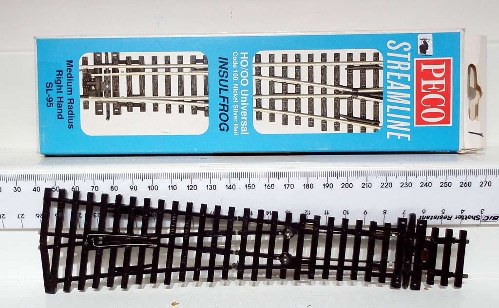 PECO OO/HO: New Nickel Silver Medium Radius RH Point in Boxed Condition.(England)
