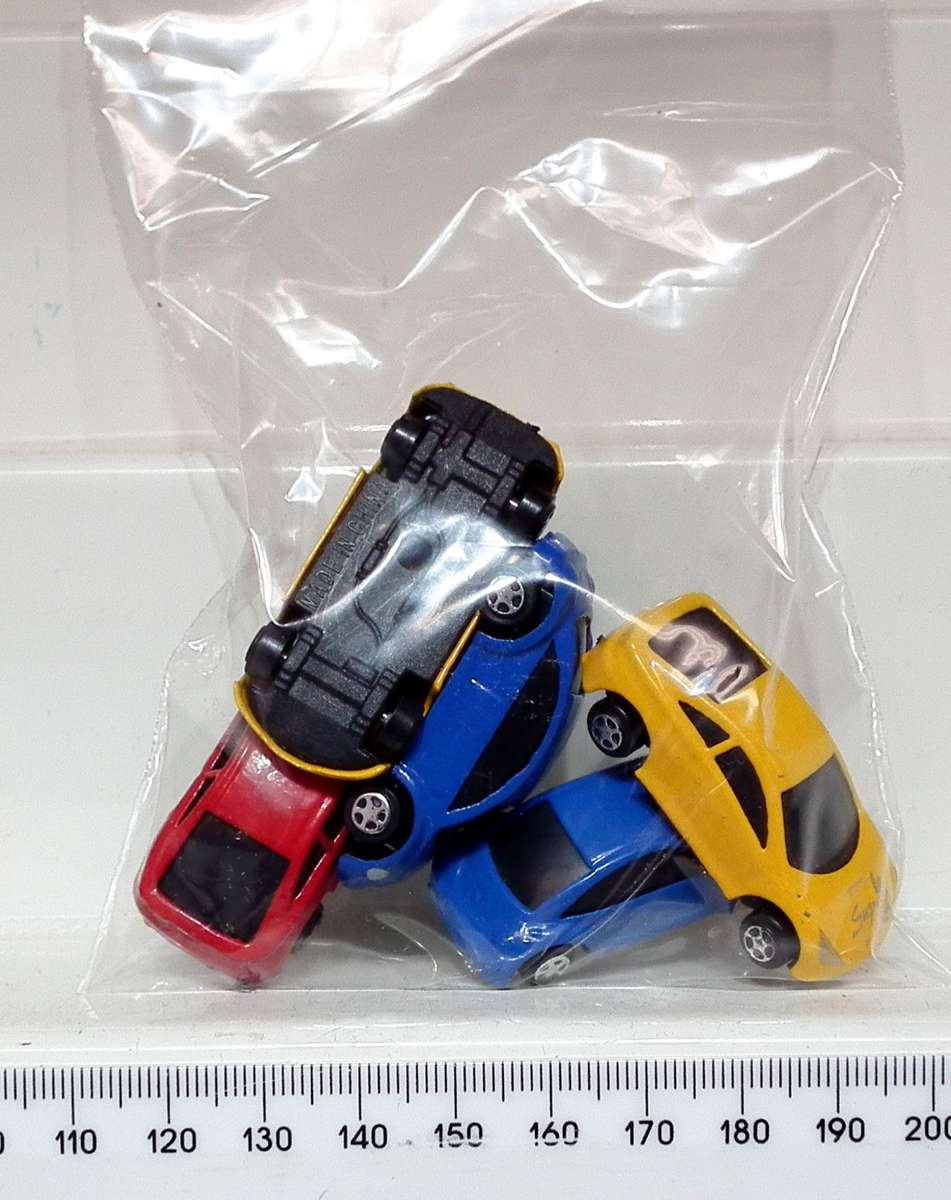 SCENERY HO:  6x Plastic Cars For train Load in Good Condition.