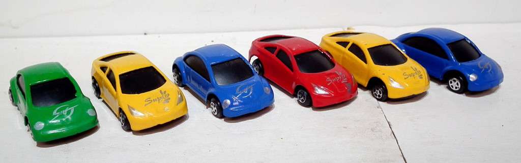 SCENERY HO:  6x Plastic Cars For train Load in Good Condition.