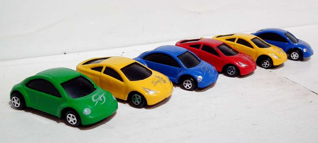 SCENERY HO:  6x Plastic Cars For train Load in Good Condition.