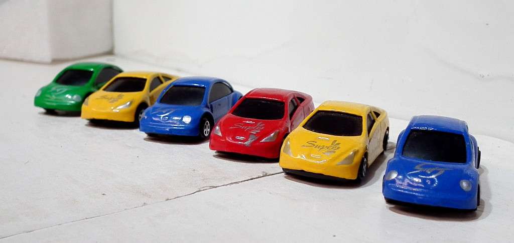 SCENERY HO:  6x Plastic Cars For train Load in Good Condition.