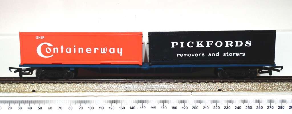 TRI-ANG OO:   RARE Vintage English Container Wagon in Good, Used and Un-boxed condition(England)