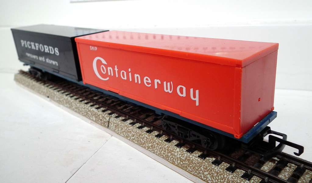 TRI-ANG OO:   RARE Vintage English Container Wagon in Good, Used and Un-boxed condition(England)