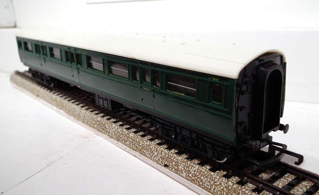 TRI-ANG OO:  Vintage Southern Region Composite Coach in Good Un-Boxed condition (England)