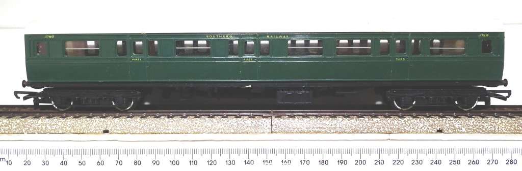 TRI-ANG OO:  Vintage Southern Region Composite Coach in Good Un-Boxed condition (England)