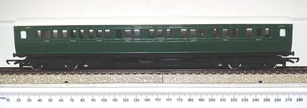 TRI-ANG OO:  Vintage Southern Region Composite Coach in Good Un-Boxed condition (England)