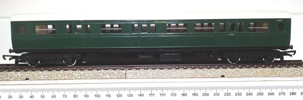 TRI-ANG OO:  Vintage Southern Region Composite Coach in Good Un-Boxed condition (England)