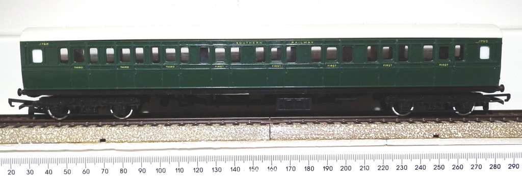 TRI-ANG OO:  Vintage Southern Region Composite Coach in Good Un-Boxed condition (England)