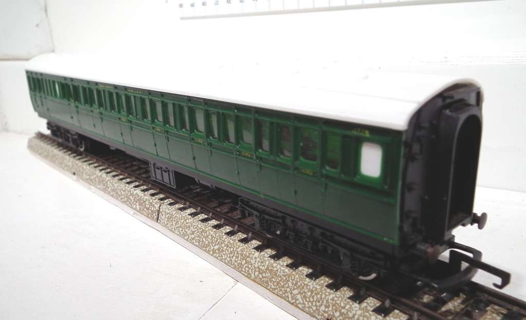 TRI-ANG OO:  Vintage Southern Region Composite Coach in Good Un-Boxed condition (England)