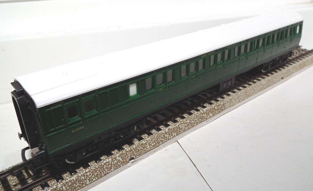 TRI-ANG OO:  Vintage Southern Region Composite Coach in Good Un-Boxed condition (England)