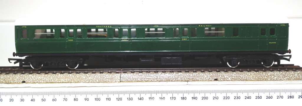 TRI-ANG OO:  Vintage Southern Region Composite Coach in Good Un-Boxed condition (England)