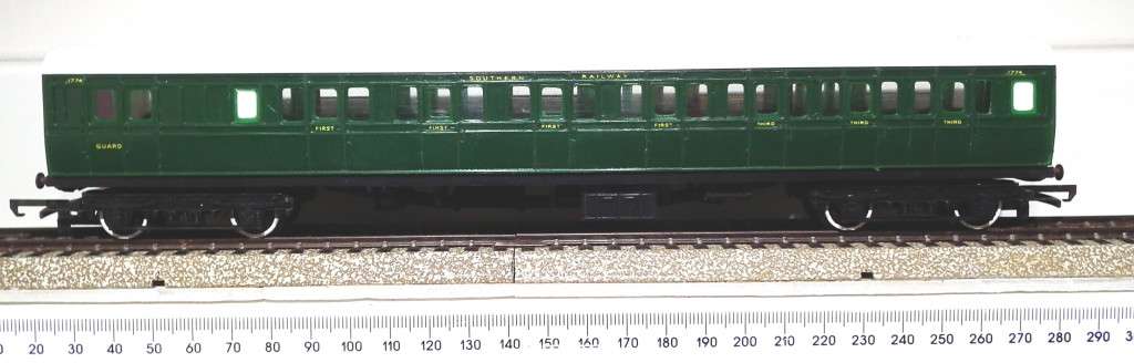 TRI-ANG OO:  Vintage Southern Region Composite Coach in Good Un-Boxed condition (England)