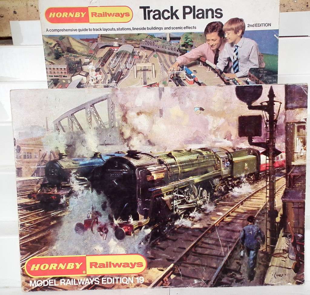 HORNBY OO: 2x Full Color Catalogue's: Nr 19 Trains and 2nd Addition Tracks Plans in Good Condition.