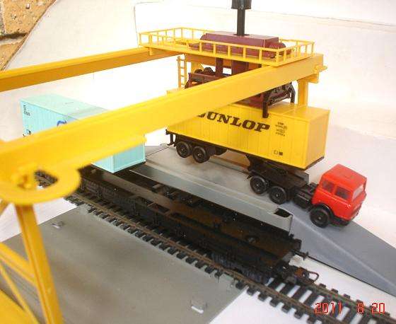 LIMA HO: Container Gantry Crane set in a good condition. Not boxed.(Made in Italy)