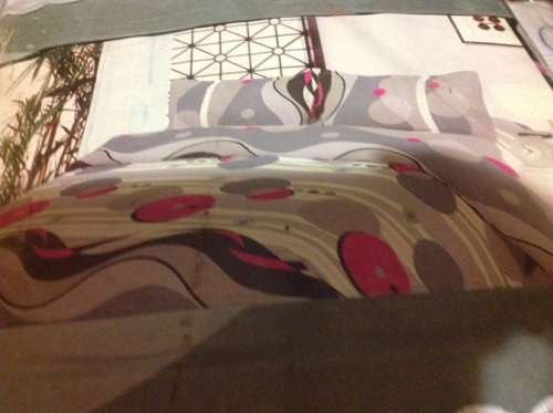 Stunning new range queen size duvet sets (Last one of its kind) RED HOT!!!!!!