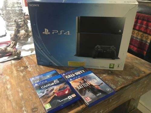 Sony PlayStation 4 (PS4)
