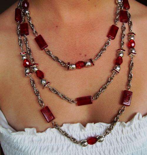 STUNNING 3 STRAND, RED NECKLACE, INCLUDING BRACELET AND EARRINGS