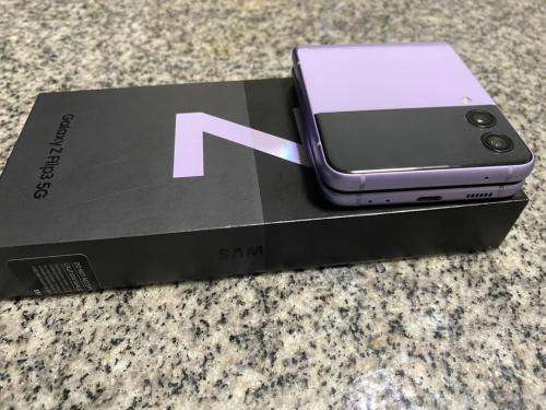 Samsung Galaxy Z Flip3 5G + free galaxy buds live