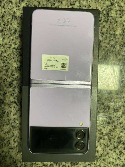 Samsung Galaxy Z Flip3 5G + free galaxy buds live