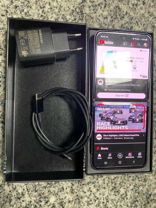 Samsung Galaxy Z Flip3 5G + free galaxy buds live