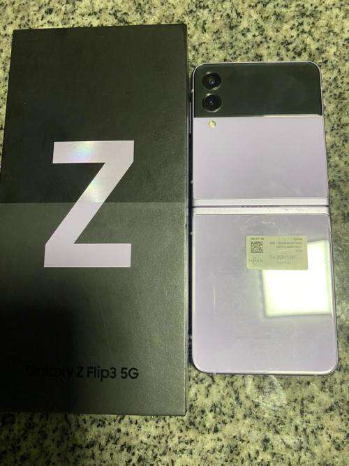 Samsung Galaxy Z Flip3 5G + free galaxy buds live