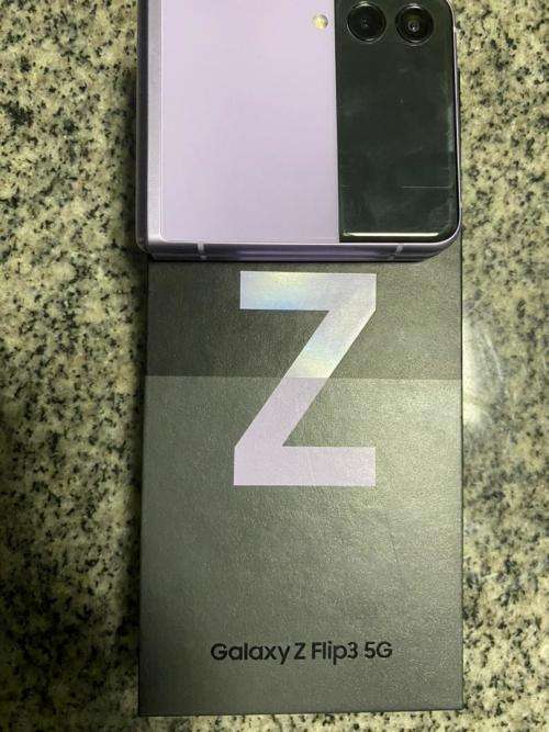 Samsung Galaxy Z Flip3 5G + free galaxy buds live