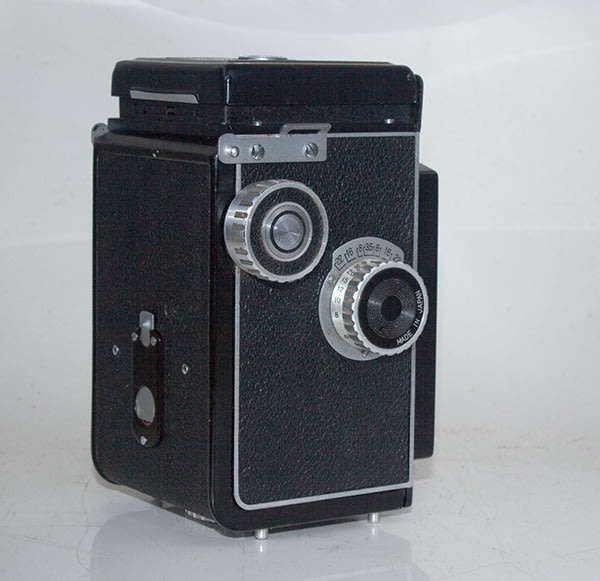 Vintage AIRESREFLEX camera in working condition