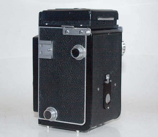 Vintage AIRESREFLEX camera in working condition