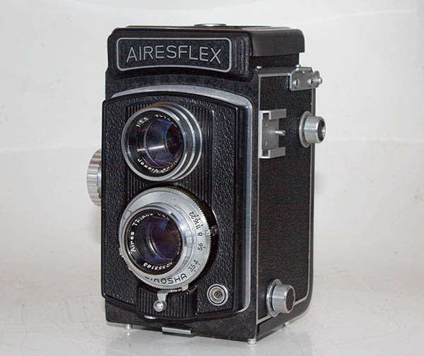 Vintage AIRESREFLEX camera in working condition