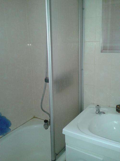 1 x perspex bath shower screen & 2 x basin's