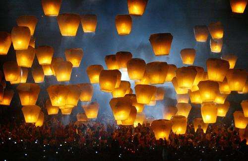 Sky Lanterns. Use it at your wedding or the party of the year!!!!!!!!!!!!