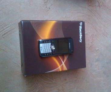 Blackberry Pearl 8100 MINT CONDITION BLACK & SILVER