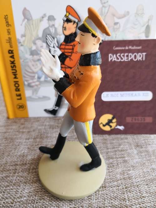 King  Ottokars Sceptre - King Muskar XXII - putting on his gloves - from page 42