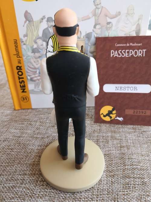 Tintin - The Castafiore Emerald - Nestor- the butler with a feather duster