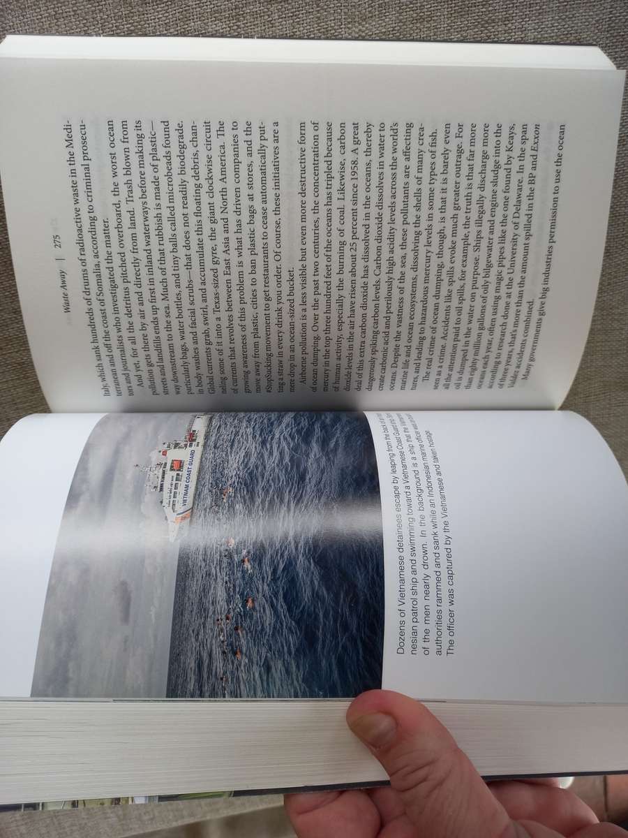 The Outlaw Ocean: Crime and Survival in the Last Untamed Frontier - ian Urbina