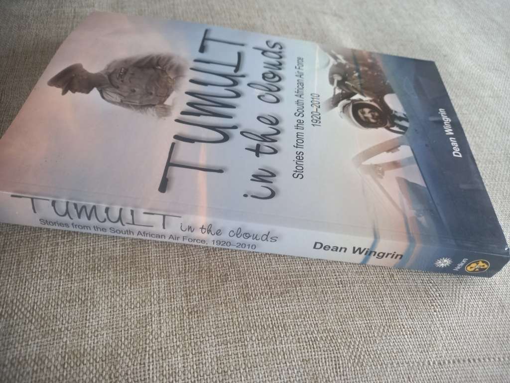 TUMULT IN THE CLOUDS - STORIES FROM THE SOUTH AFRICAN AIR FORCE, 19202010 - Dean Wingrin
