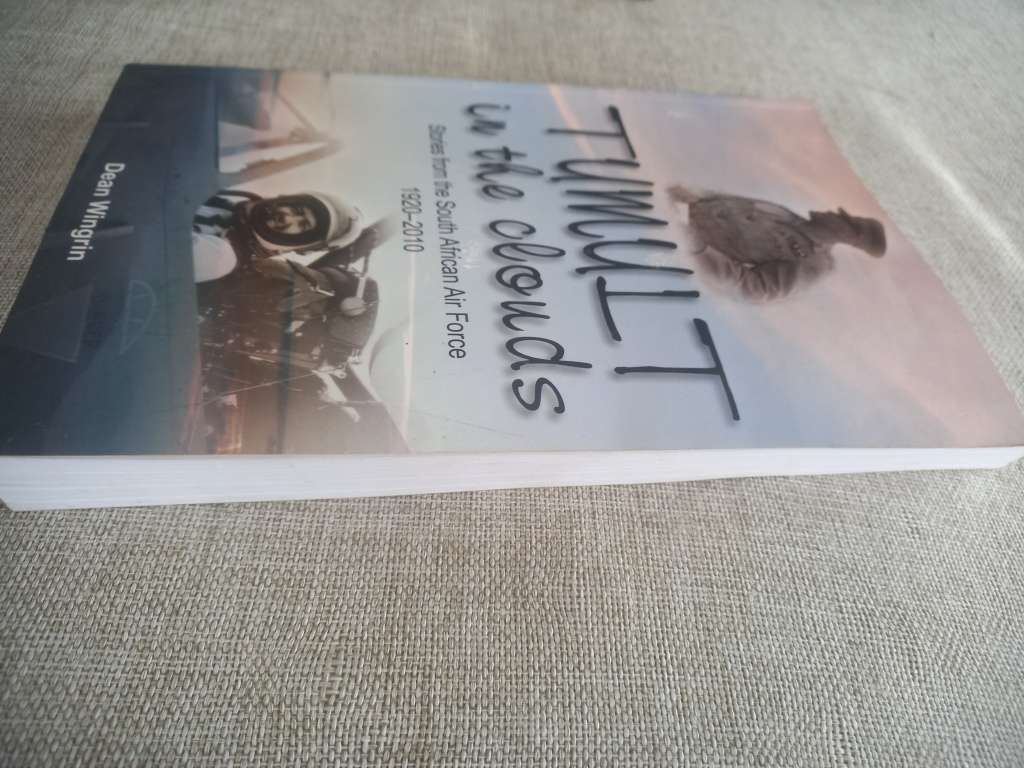 TUMULT IN THE CLOUDS - STORIES FROM THE SOUTH AFRICAN AIR FORCE, 19202010 - Dean Wingrin