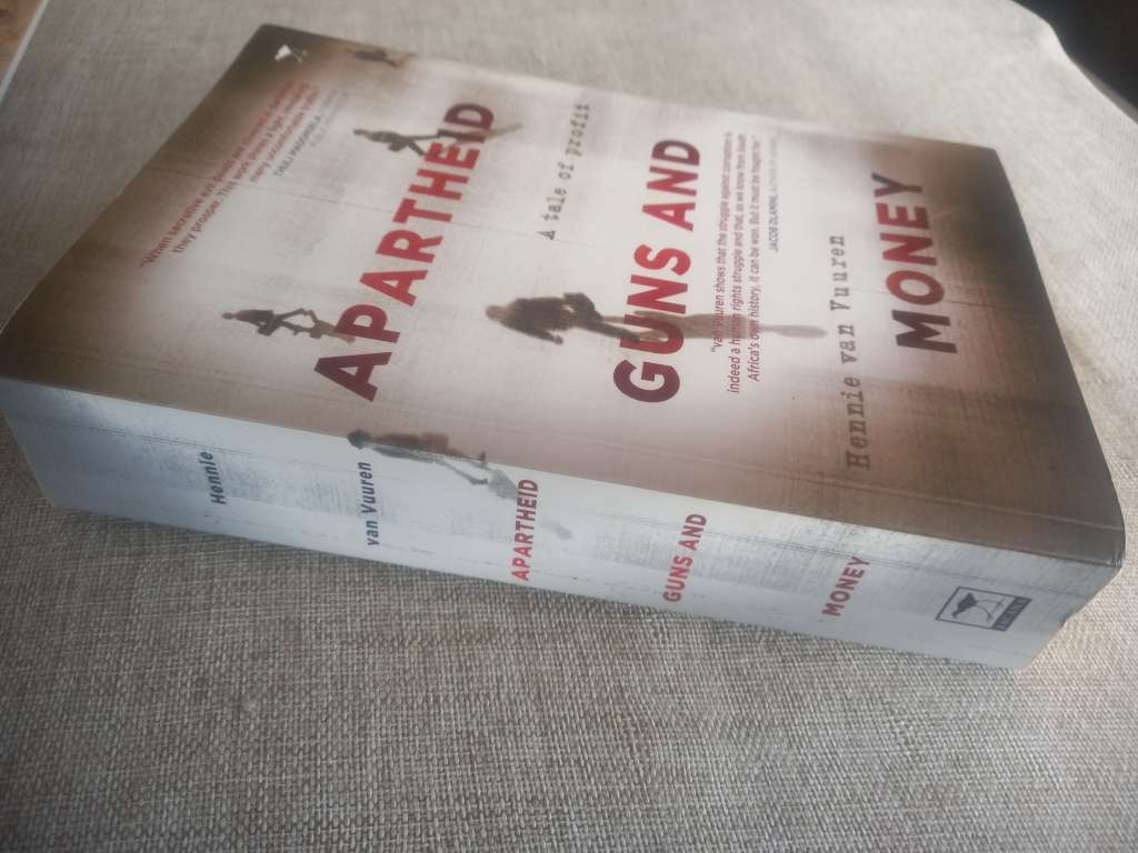Apartheid Guns and Money: A Tale of Profit - Hennie van Vuuren